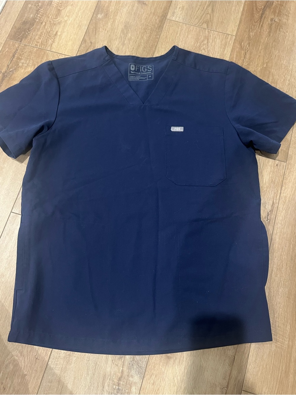 FIGS Men's Navy Chisec Three-Pocket Scrub Top V-Neck Medium